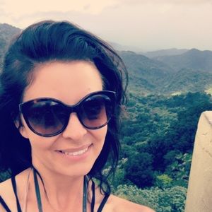 Ladies PRADA SUNGLASSES w/ case.